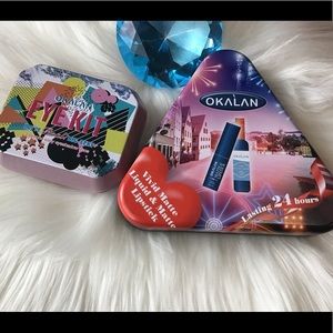 Es un set un labial un eye kid